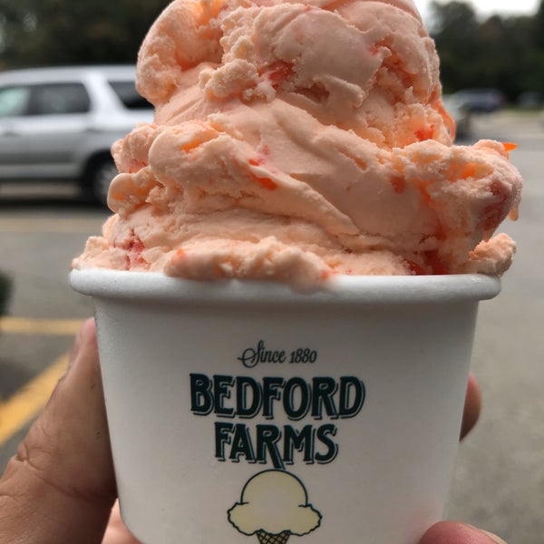 Photo taken at Bedford Farms Ice Cream by YK N. on 10/7/2018
