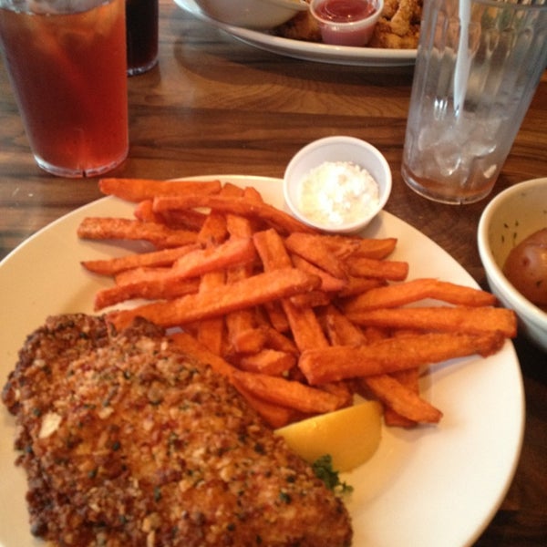 Foto tomada en Fisherman&#39;s Wharf Seafood and Steakhouse  por Cathy T. el 7/28/2013