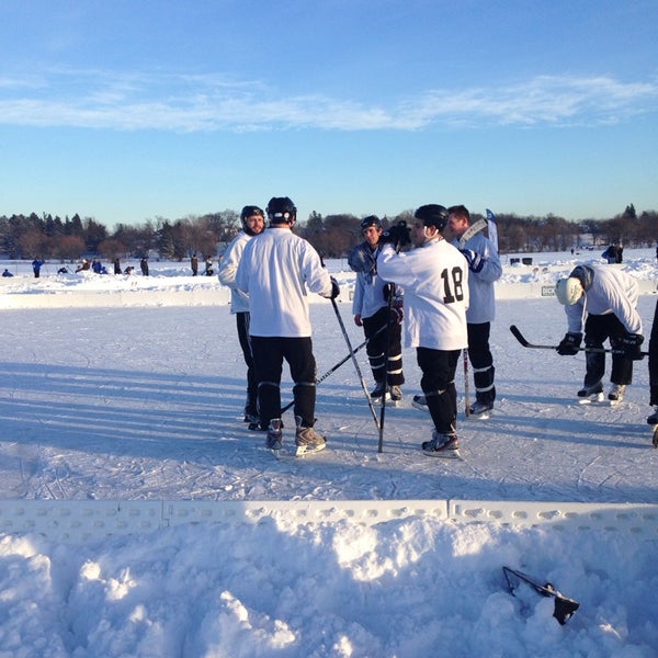 Foto tomada en U.S. Pond Hockey Championship  por Leslie E. el 1/18/2014