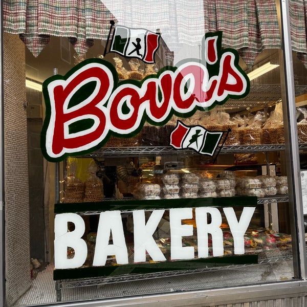 รูปภาพถ่ายที่ Bova&#39;s Bakery โดย David C. เมื่อ 12/30/2023