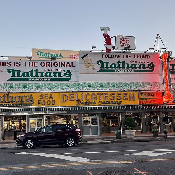 Photo taken at Nathan&#39;s Famous by Go G. on 9/13/2022