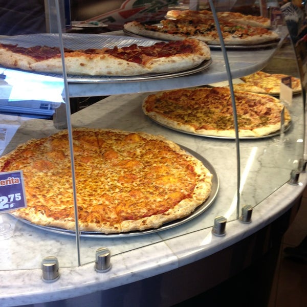 Foto diambil di New York Pizza oleh .͡.͡▹ ЯU̲ A. pada 2/22/2013