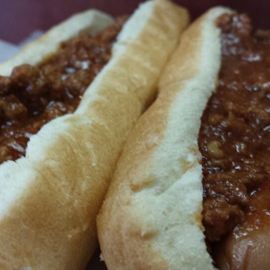รูปภาพถ่ายที่ Arbetter&#39;s Hot Dogs โดย @SoFLBrgOverload เมื่อ 6/18/2014
