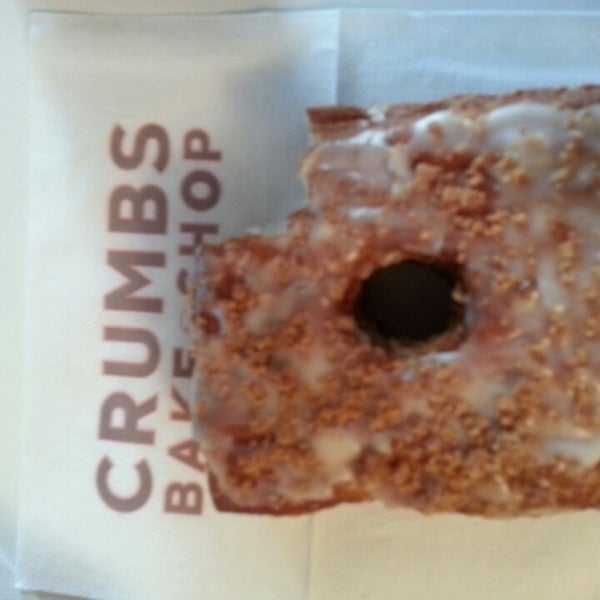 Das Foto wurde bei Crumbs Bake Shop von Jessica T. am 11/14/2013 aufgenommen