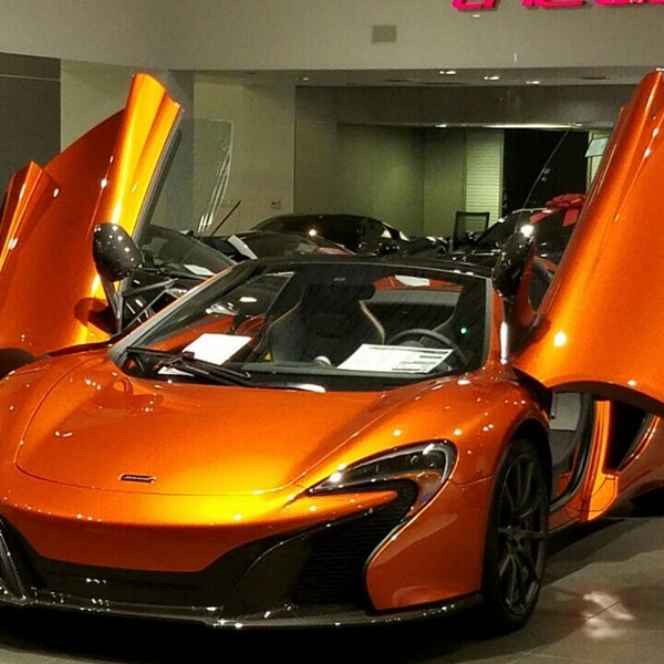 Das Foto wurde bei McLaren Auto Gallery Beverly Hills von Rick M. am 7/6/2016 aufgenommen