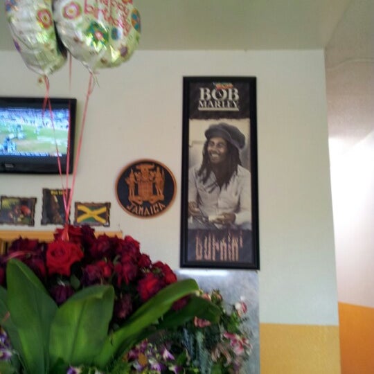 11/12/2012 tarihinde Rick M.ziyaretçi tarafından Wi Jammin Caribbean Restaurant'de çekilen fotoğraf