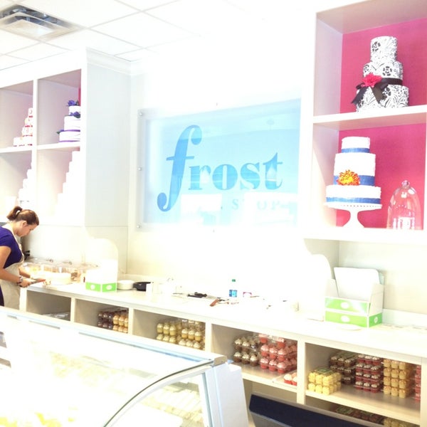 รูปภาพถ่ายที่ Frost Bake Shop โดย ~Roni~ เมื่อ 8/18/2013