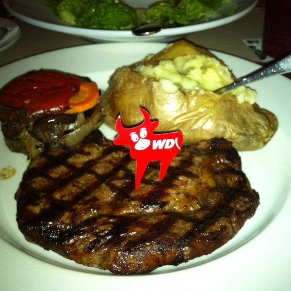 Foto scattata a Hobos Steak House da Taras S. il 6/26/2013