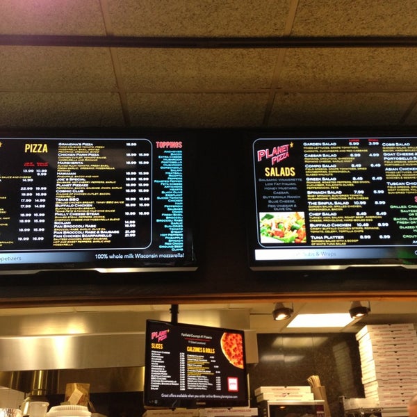 Foto tomada en Planet Pizza - Stamford  por KWOTE S. el 3/1/2013