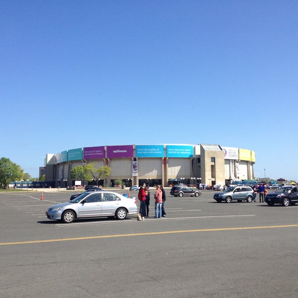 Foto tirada no(a) Nassau Veterans Memorial Coliseum por Linden H. em 5/5/2013
