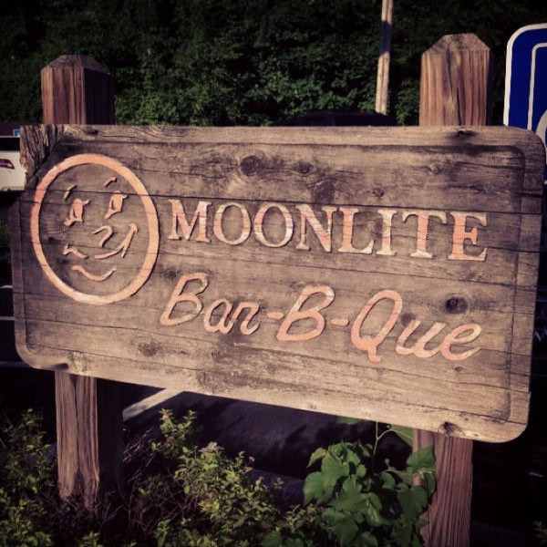 Foto tomada en Moonlite Bar-B-Q Inn  por Cherise M. el 6/27/2013