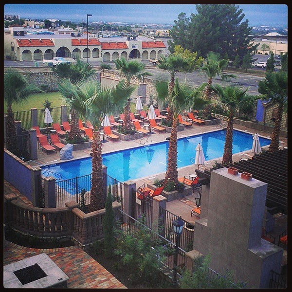 Photo taken at Hotel Encanto De Las Cruces by Miranda on 9/11/2013