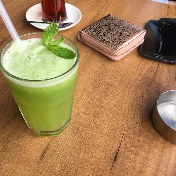 Foto diambil di Zukka Kitap &amp; Kafe oleh Sümeyra E. pada 4/22/2018