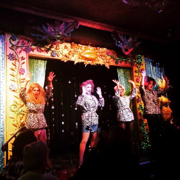 1/31/2015 tarihinde Antoinette M.ziyaretçi tarafından Lips Drag Queen Show Palace, Restaurant &amp; Bar'de çekilen fotoğraf
