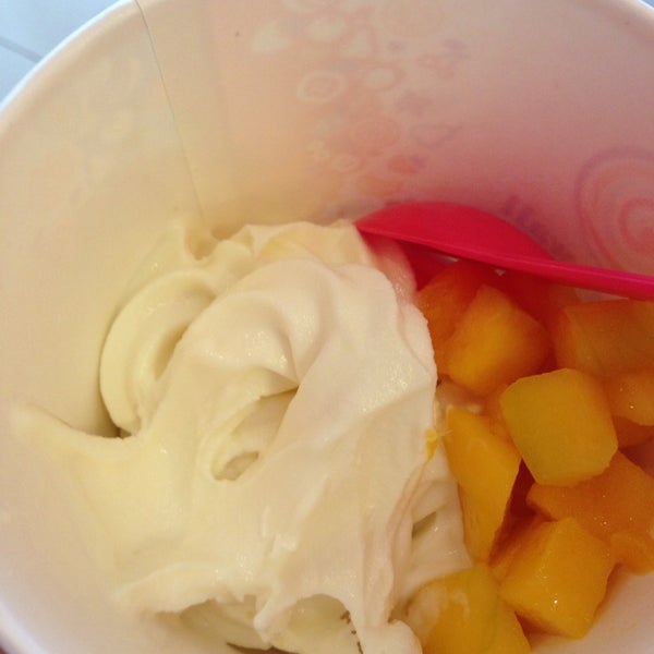 Photo taken at Off The Wall Frozen Yogurt by Tony M. on 7/29/2013