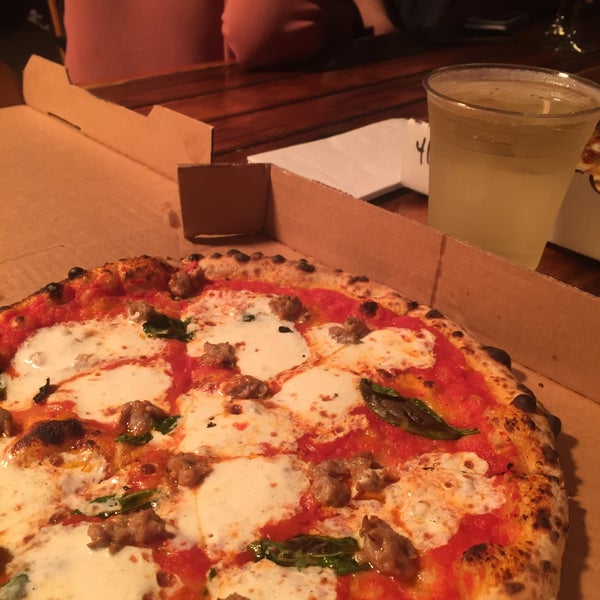 Foto tirada no(a) Roberta&#39;s Pizza por Niamh B. em 4/14/2016