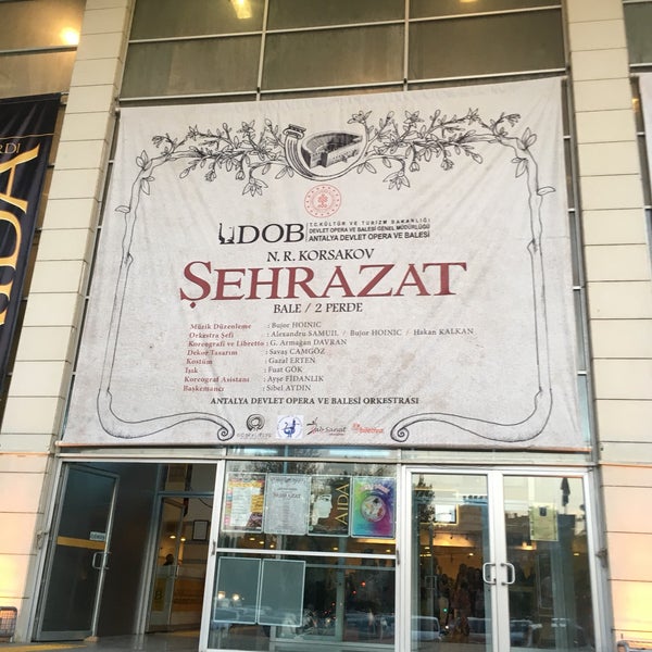Das Foto wurde bei Antalya Devlet Opera ve Balesi von gül G. am 4/27/2019 aufgenommen