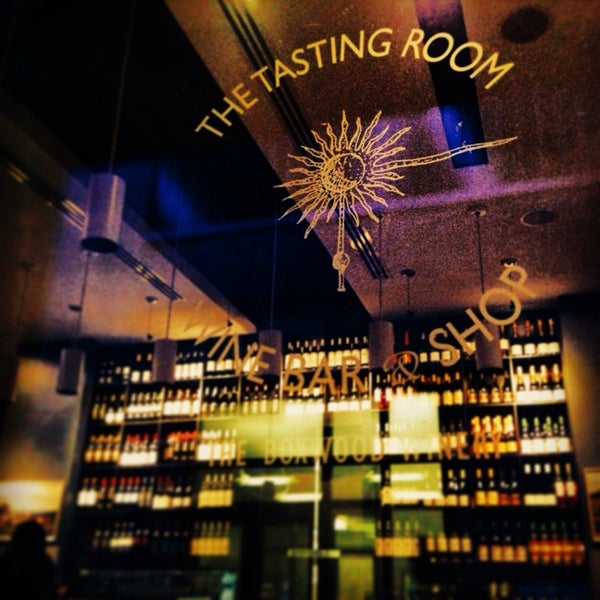 Foto tomada en The Tasting Room Wine Bar &amp; Shop  por Mikki D. el 11/14/2013