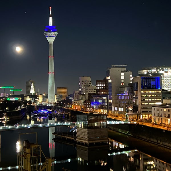 One of the very best hotels in Düsseldorf. Very friendly staff, great restaurant, and amazing views of the Medienhafen. Parking garage has limited amount of spots but is very convenient.