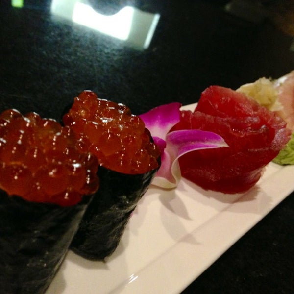 รูปภาพถ่ายที่ Midori Sushi and Martini Lounge โดย Leah S. เมื่อ 2/3/2013