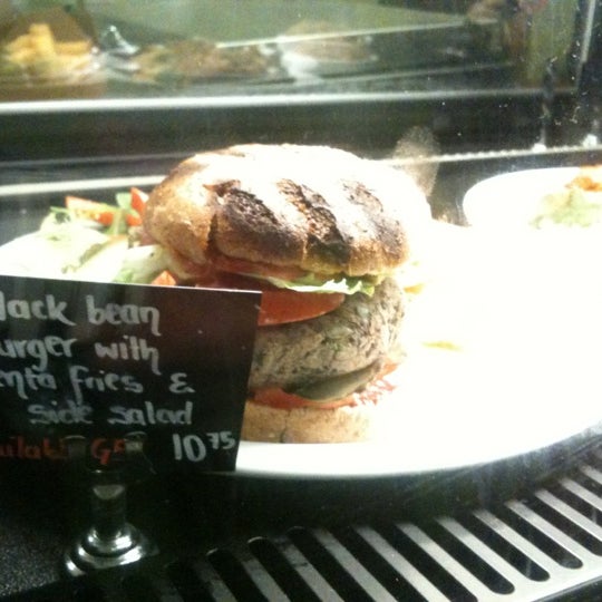 Photo prise au Green Earth Cafe &amp; Bakery par Elle C. le11/3/2012