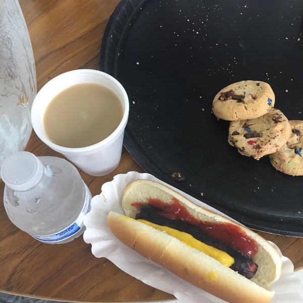 Red Racks Thrift Stores Kansas City에서 빈티지 및 중고품 판매점일