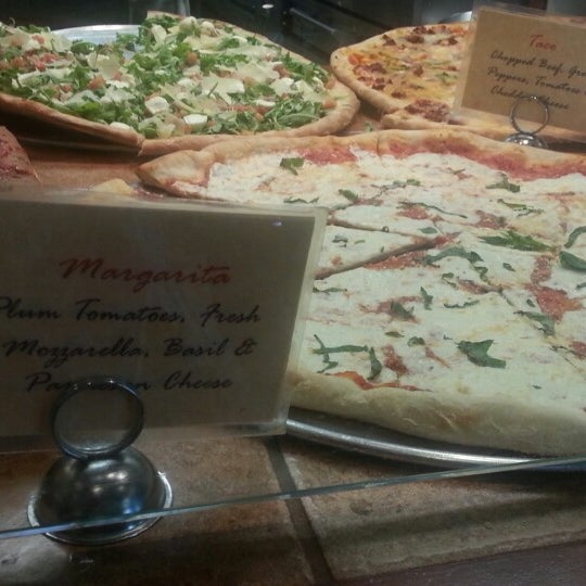 5/23/2013 tarihinde Ann E.ziyaretçi tarafından Mangiamo Pizza - Restaurant - Catering'de çekilen fotoğraf