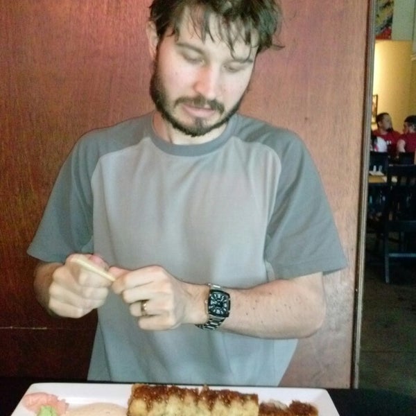 Foto scattata a Sushi Bites da Sharon R. il 3/8/2014