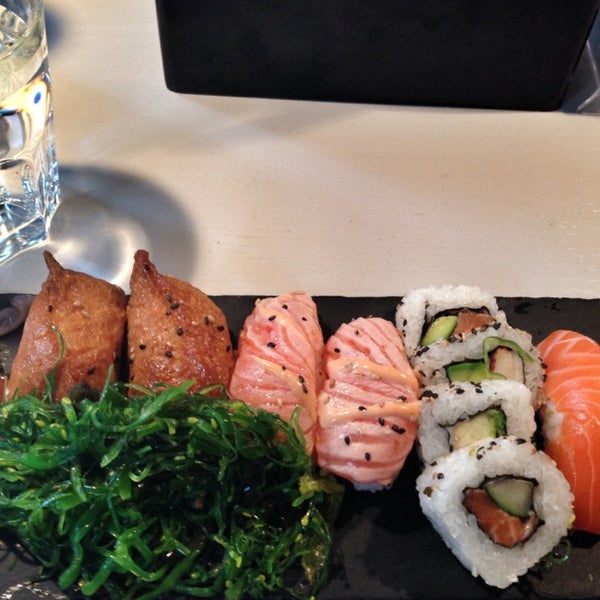 รูปภาพถ่ายที่ Sushi&#39;N&#39;Roll โดย Anni A. เมื่อ 10/15/2013