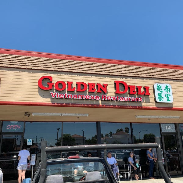 Снимок сделан в Golden Deli Vietnamese Restaurant пользователем Regis K. 8/24/2019
