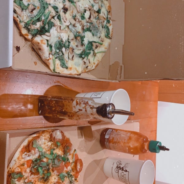 Снимок сделан в The Upper Crust Pizzeria пользователем EmEl . 6/21/2020