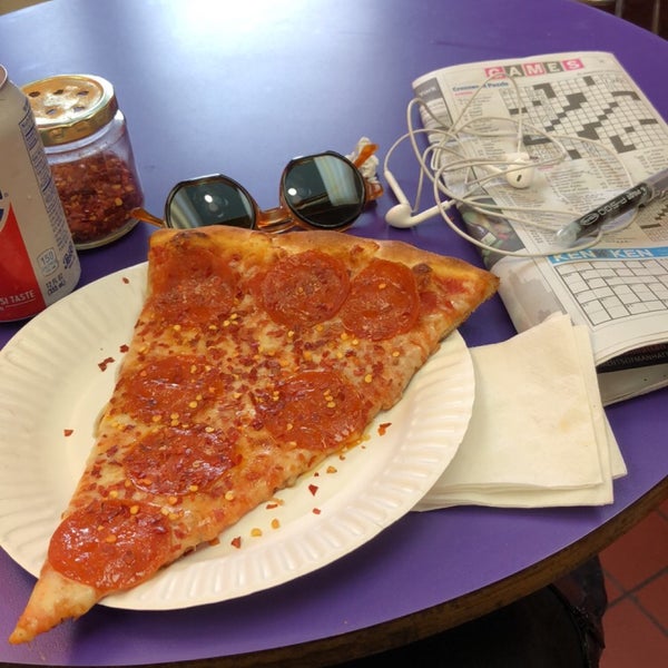 รูปภาพถ่ายที่ Phil&#39;s Pizza โดย Dana B. เมื่อ 4/11/2018