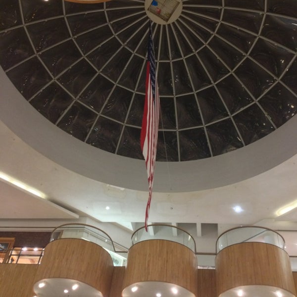 Foto scattata a Holyoke Mall at Ingleside da CHillllllla il 2/20/2013
