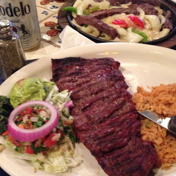 Foto tomada en Enchilada&#39;s Restaurant - Greenville  por Roger E. el 4/28/2014