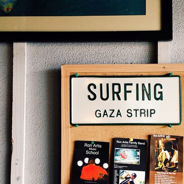Das Foto wurde bei Surfers Coffee Bar von Nicholas C. am 1/19/2014 aufgenommen
