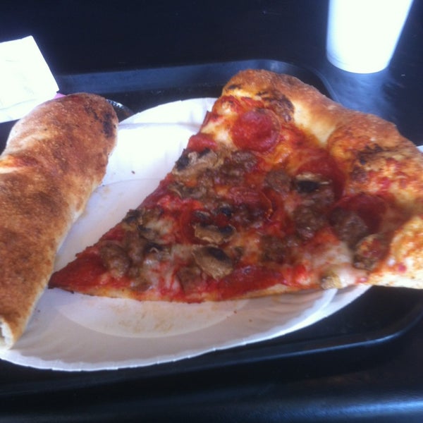 รูปภาพถ่ายที่ Brozinni Pizzeria โดย Ken K. เมื่อ 6/14/2013
