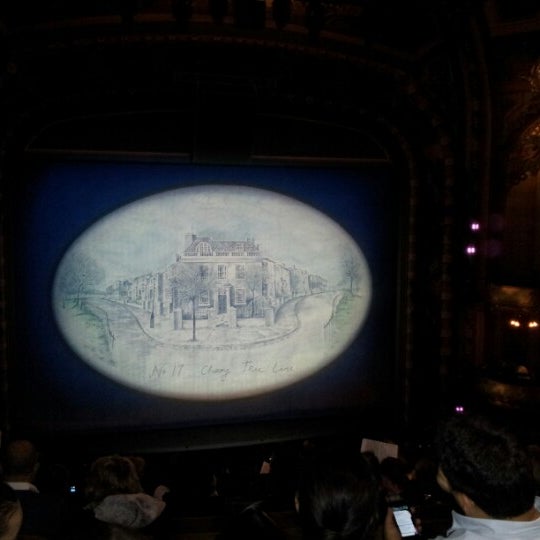 Снимок сделан в Disney&#39;s MARY POPPINS at the New Amsterdam Theatre пользователем Chris M. 2/3/2013