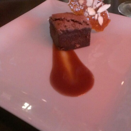 Photo taken at Crème Cupcake + Dessert by Amy W. on 7/4/2013