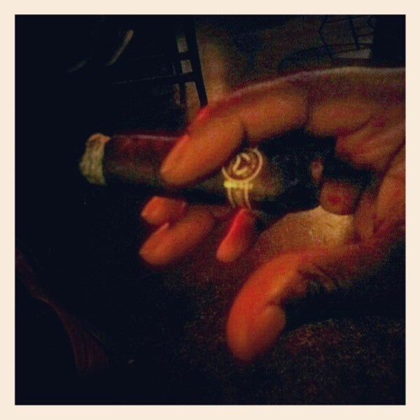 Foto tirada no(a) Highland Cigar Co. por Jamar L. em 12/1/2012