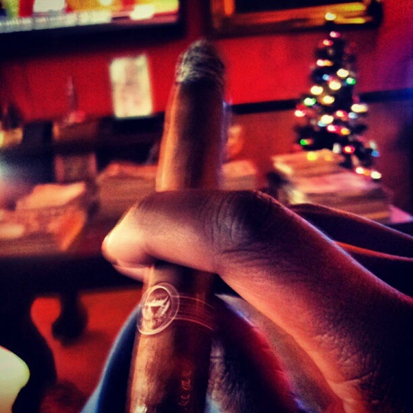 12/27/2012에 Jamar L.님이 La Casa Del Tabaco Cigar Lounge에서 찍은 사진