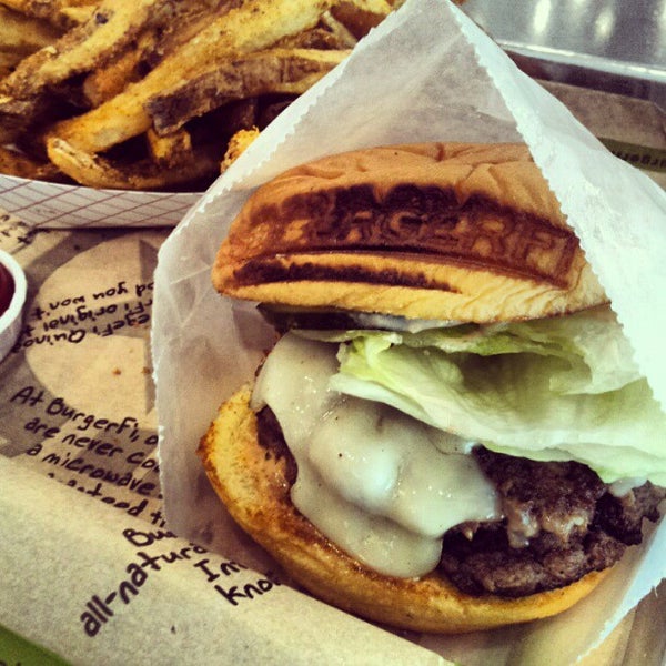 Foto diambil di BurgerFi oleh Jamar L. pada 5/20/2013