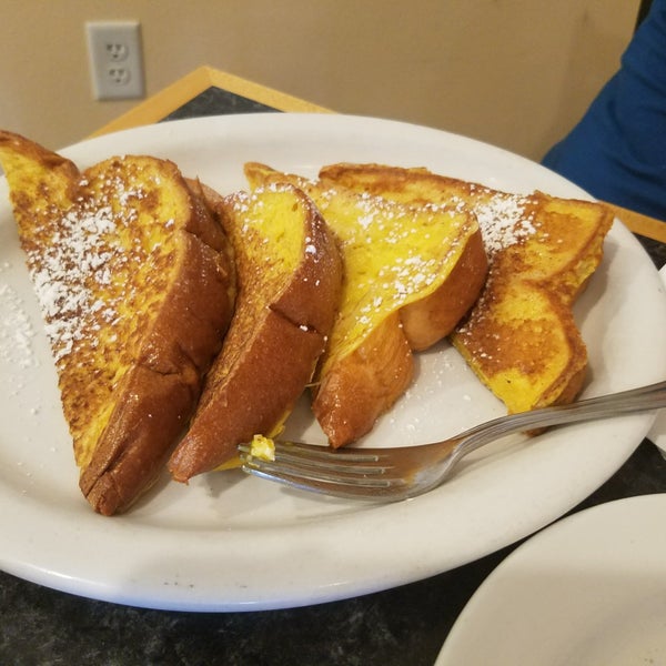 Foto scattata a Mr. Mamas Breakfast and Lunch da Amber K. il 11/21/2017