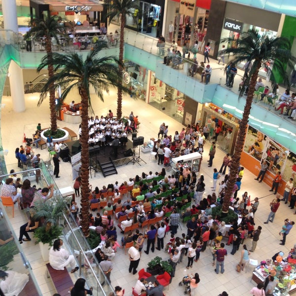 รูปภาพถ่ายที่ Ágora Mall โดย Pablo J. เมื่อ 5/12/2013