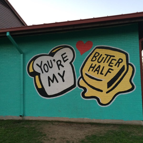 รูปภาพถ่ายที่ You&#39;re My Butter Half (2013) mural by John Rockwell and the Creative Suitcase team โดย Sarah เมื่อ 2/8/2015