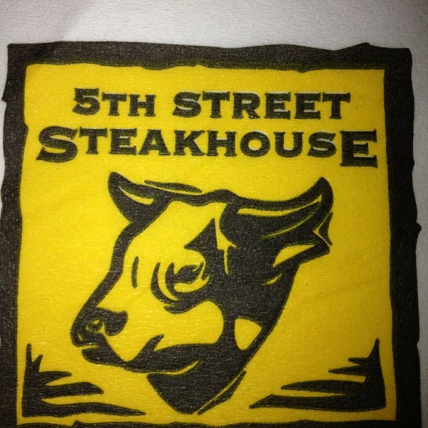 Foto scattata a 5th Street Steakhouse da Ty L. il 8/9/2013