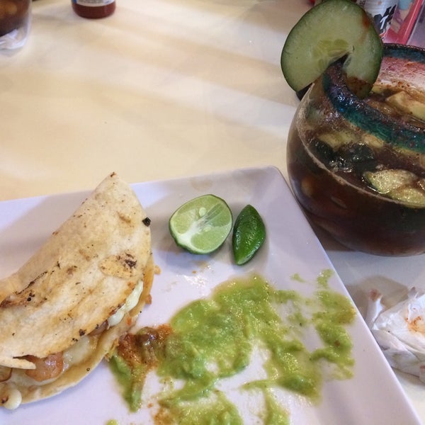 รูปภาพถ่ายที่ El Cachanilla Tacos &amp; Beer โดย Yazzy V. เมื่อ 11/19/2016