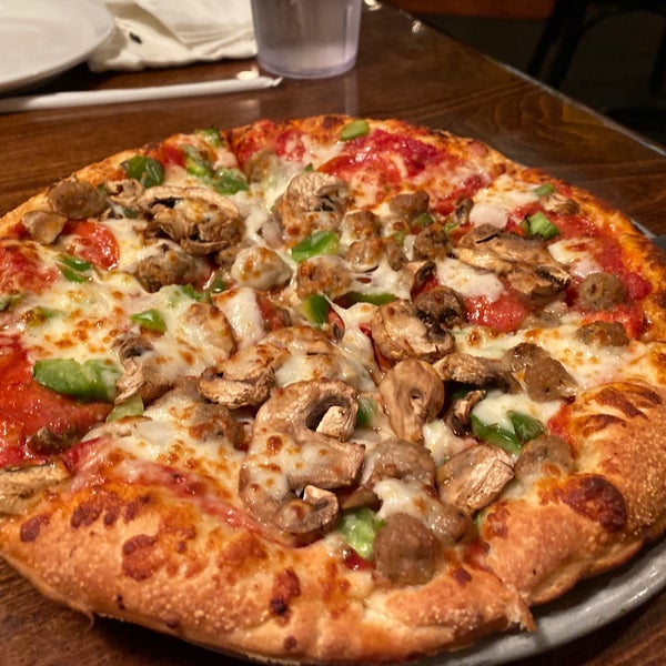 Снимок сделан в Floridino&#39;s Pizza &amp; Pasta пользователем Sham K. 12/6/2019