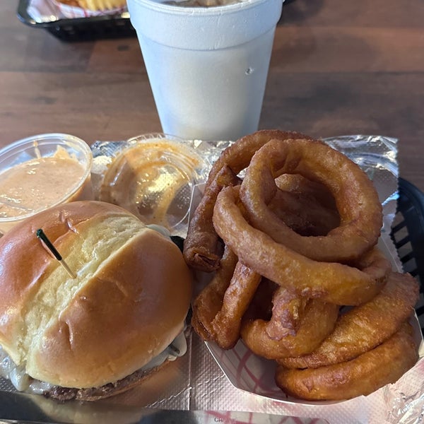Foto tomada en MoJoe&#39;s Burger Joint  por Sham K. el 8/16/2023