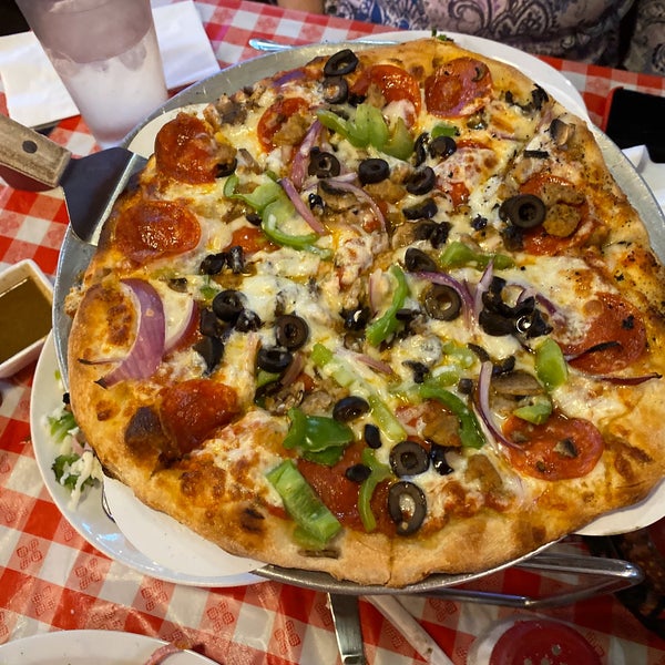 Снимок сделан в Mama Gina&#39;s Pizzeria пользователем Sham K. 12/12/2019
