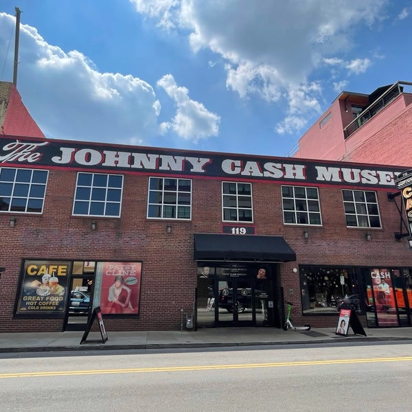 Photo taken at Johnny Cash Museum and Bongo Java Cafe by Sham K. on 8/23/2021